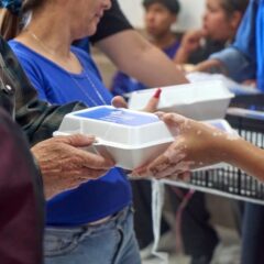 Lleva NutriChihuahua alimento para apoyar a familias en el Hospital Central.