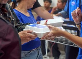 Lleva NutriChihuahua alimento para apoyar a familias en el Hospital Central.