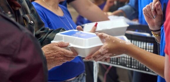 Lleva NutriChihuahua alimento para apoyar a familias en el Hospital Central.