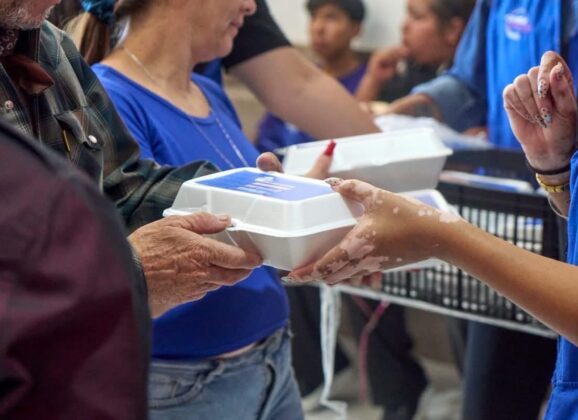 Lleva NutriChihuahua alimento para apoyar a familias en el Hospital Central.