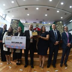 Recibe Faustino Villalobos “Medalla al Mérito Cultural del Estado de Chihuahua, Víctor Hugo Rascón Banda”.